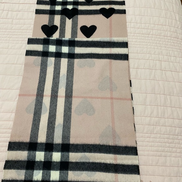 Burberry pale pink and Black Cashmere Scarf - Picture 6 of 8